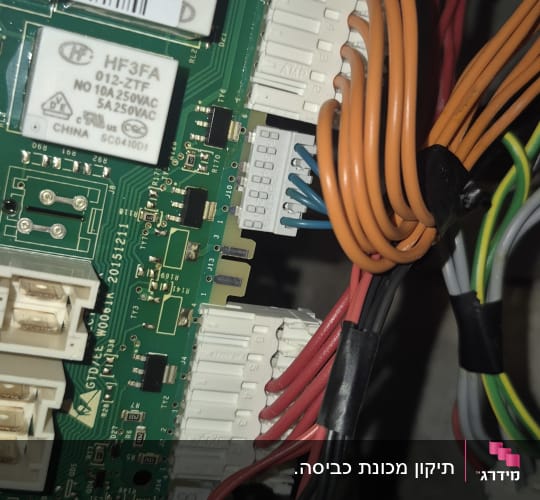 לוח מעגלים חשמלי עם חוטים צבעוניים מחוברים